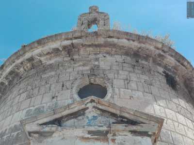L�edificio si chiude con un campanile a vela, ormai privo di campane
